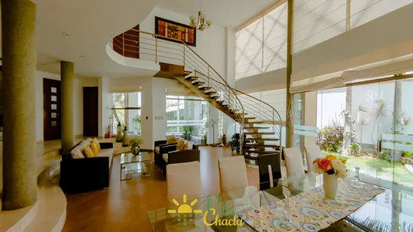 Diseño abierto y luminoso con una elegante escalera arquitectónica, el ambiente perfecto para relajarse y compartir.