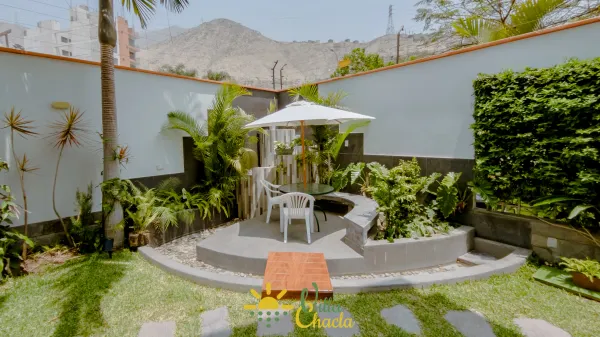 Habitación 1. Espacio funcional y cómodo. Cuenta con una cama de 2 plazas y una litera con dos camas de plaza 1/2, ideal para cuatro personas. Incluye baño privado, smart tv y toda la comodidad necesaria para un descanso óptimo.