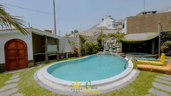 Baño completo con ducha de vidrio, diseñado para tu total comodidad y privacidad después de un día de diversión. Habitación 1.