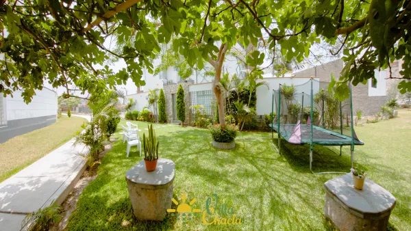 Disfruta de la tranquilidad en nuestro jardín privado con comedor exterior, ideal para desayunos o una tarde de lectura.