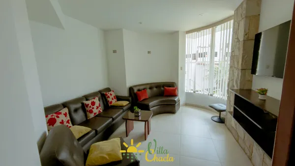 Un salón principal de doble altura que te dejará sin aliento. El centro perfecto para reuniones y celebraciones.