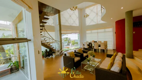 Habitación 1. Espacio funcional y cómodo. Cuenta con una cama de 2 plazas y una litera con dos camas de plaza 1/2, ideal para cuatro personas. Incluye baño privado, smart tv y toda la comodidad necesaria para un descanso óptimo.