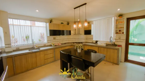 Habitación 2.Espacio de diseño moderno y vibrante. Equipada con una cómoda cama de 2 plazas, amplio armario y un escritorio funcional. Dispone de un baño completo privado, smart tv y acabados de madera que brindan calidez.