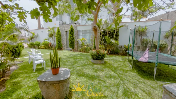 Disfruta de nuestro espacioso jardín trasero, ideal para juegos, relajación bajo la sombra y momentos inolvidables en familia.