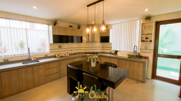 Habitación 2.Espacio de diseño moderno y vibrante. Equipada con una cómoda cama de 2 plazas, amplio armario y un escritorio funcional. Dispone de un baño completo privado, smart tv y acabados de madera que brindan calidez.