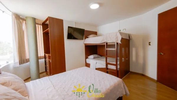 Un bar totalmente equipado con asientos de barra, ideal para preparar y disfrutar de tus bebidas favoritas en un ambiente social.