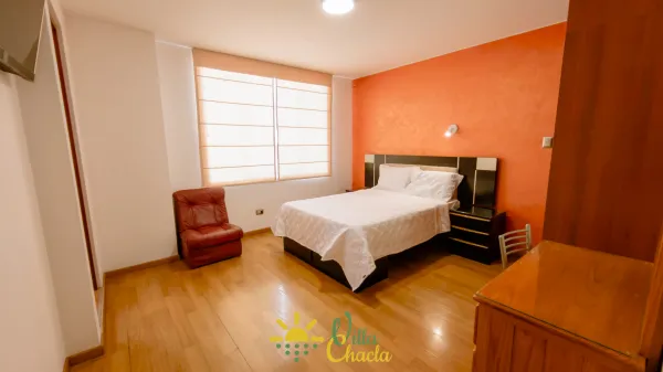 Habitación 1. Espacio funcional y cómodo. Cuenta con una cama de 2 plazas y una litera con dos camas de plaza 1/2, ideal para cuatro personas. Incluye baño privado, smart tv y toda la comodidad necesaria para un descanso óptimo.