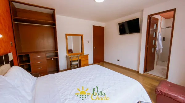 Nuestro gran jardín es perfecto para relajarse y cuenta con un trampolín para el entretenimiento de los más pequeños.