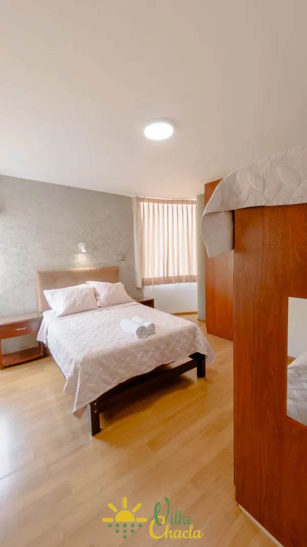 Habitación 1. Espacio funcional y cómodo. Cuenta con una cama de 2 plazas y una litera con dos camas de plaza 1/2, ideal para cuatro personas. Incluye baño privado, smart tv y toda la comodidad necesaria para un descanso óptimo.