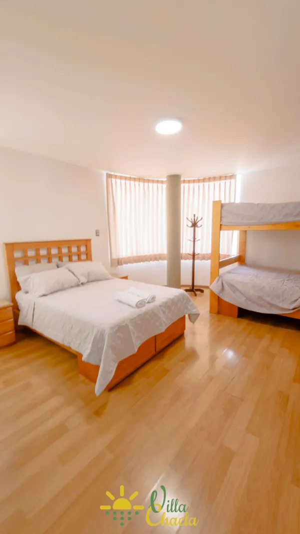 Habitación 1. Espacio funcional y cómodo. Cuenta con una cama de 2 plazas y una litera con dos camas de plaza 1/2, ideal para cuatro personas. Incluye baño privado, smart tv y toda la comodidad necesaria para un descanso óptimo.