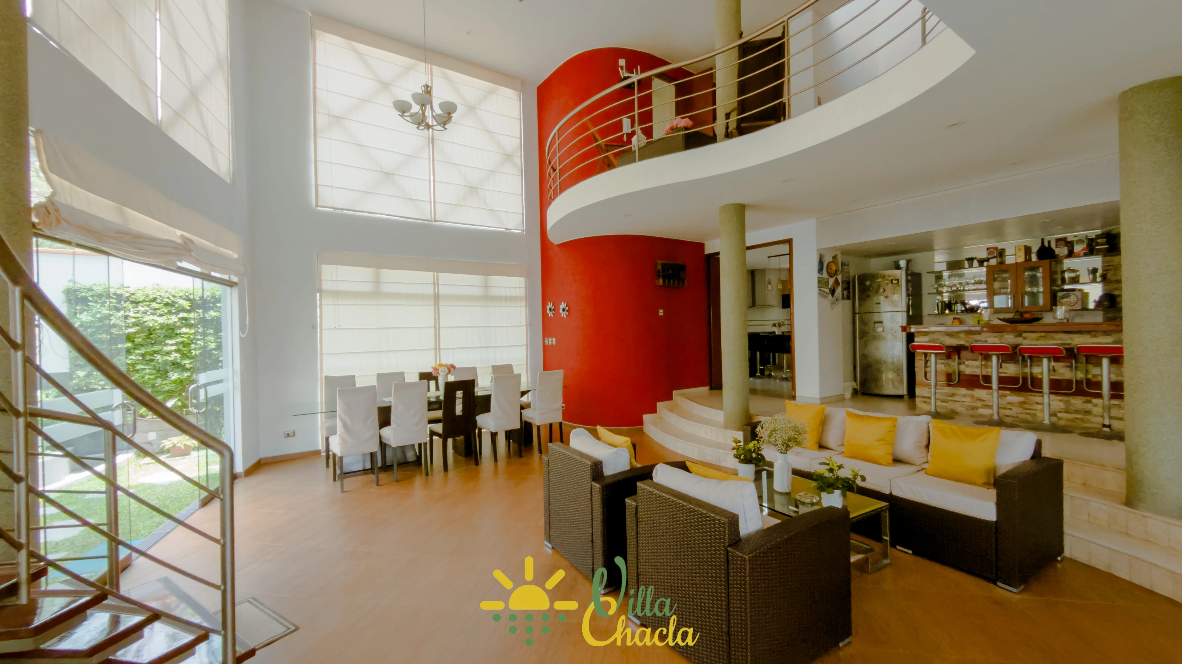 Amplia sala de estar con techos altos, chimenea y decoración contemporánea