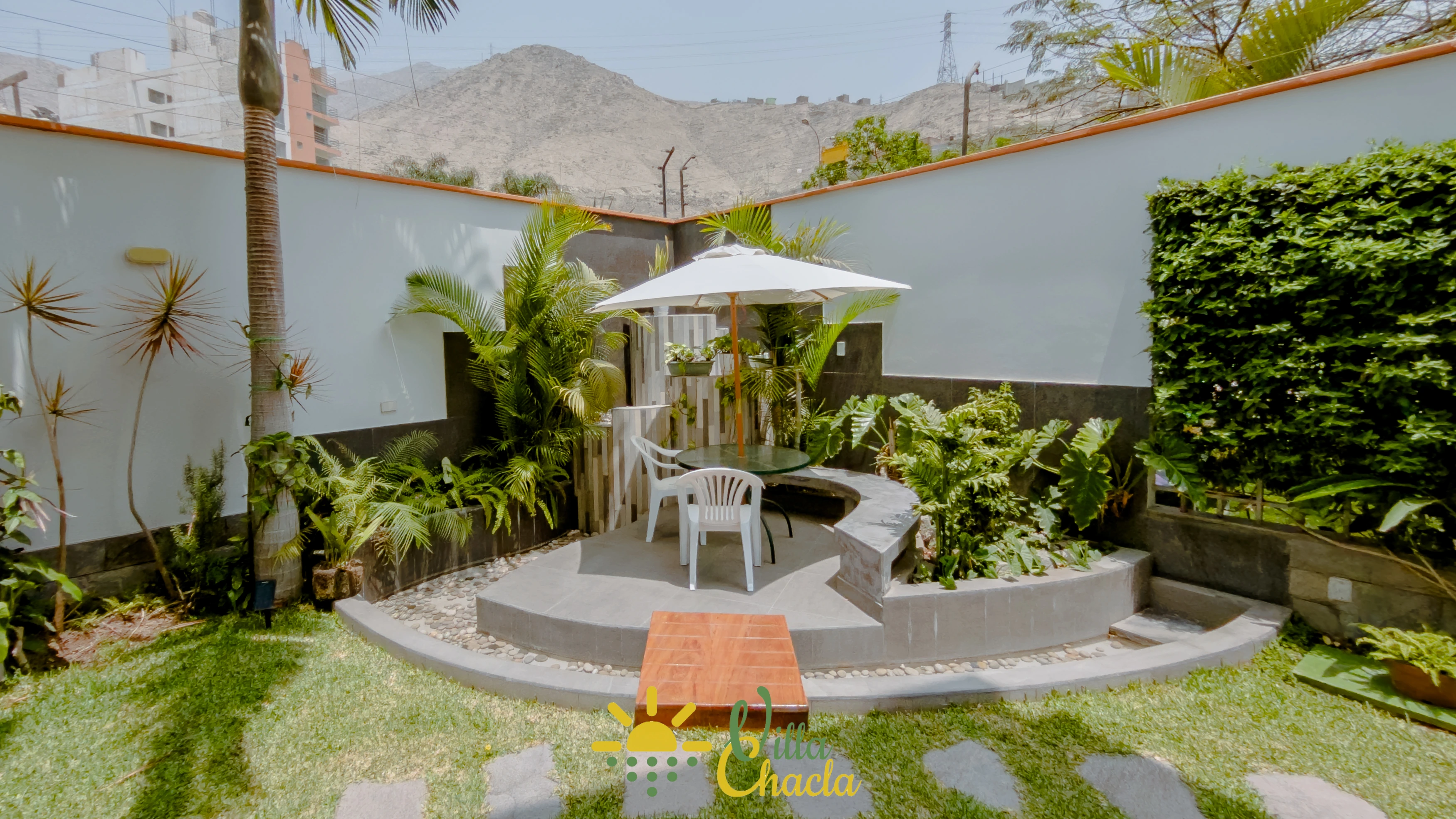 Cocina gourmet totalmente equipada con isla central y acabados de lujo