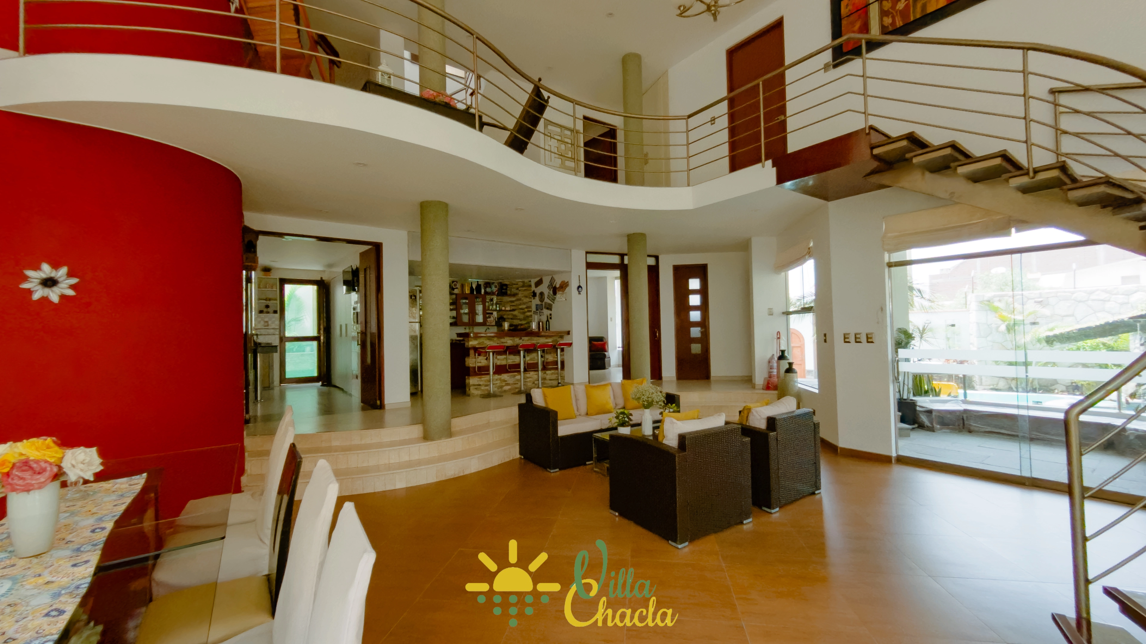 Habitación principal espaciosa con cama King, balcón privado y luz natural