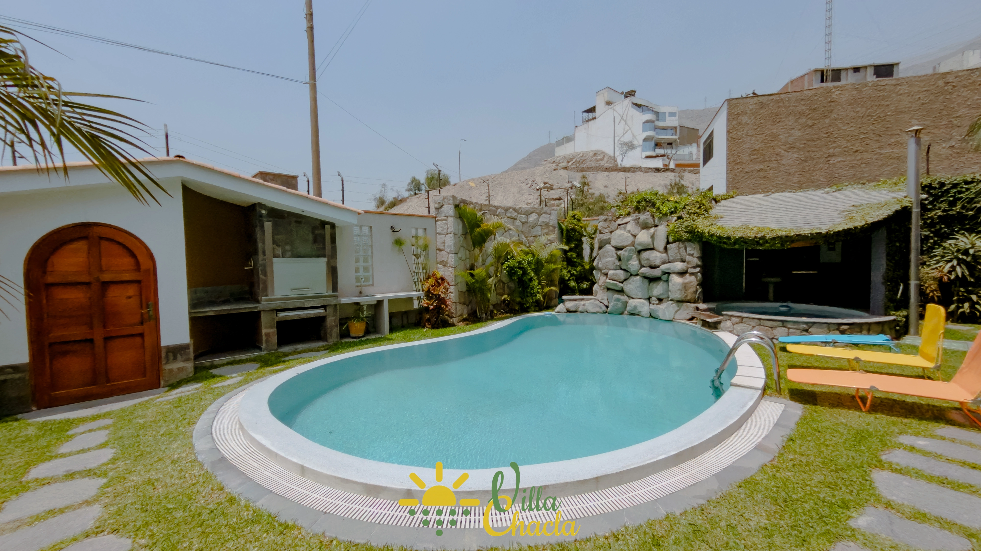 Baño tipo spa con tina independiente, ducha de lluvia y acabados en piedra