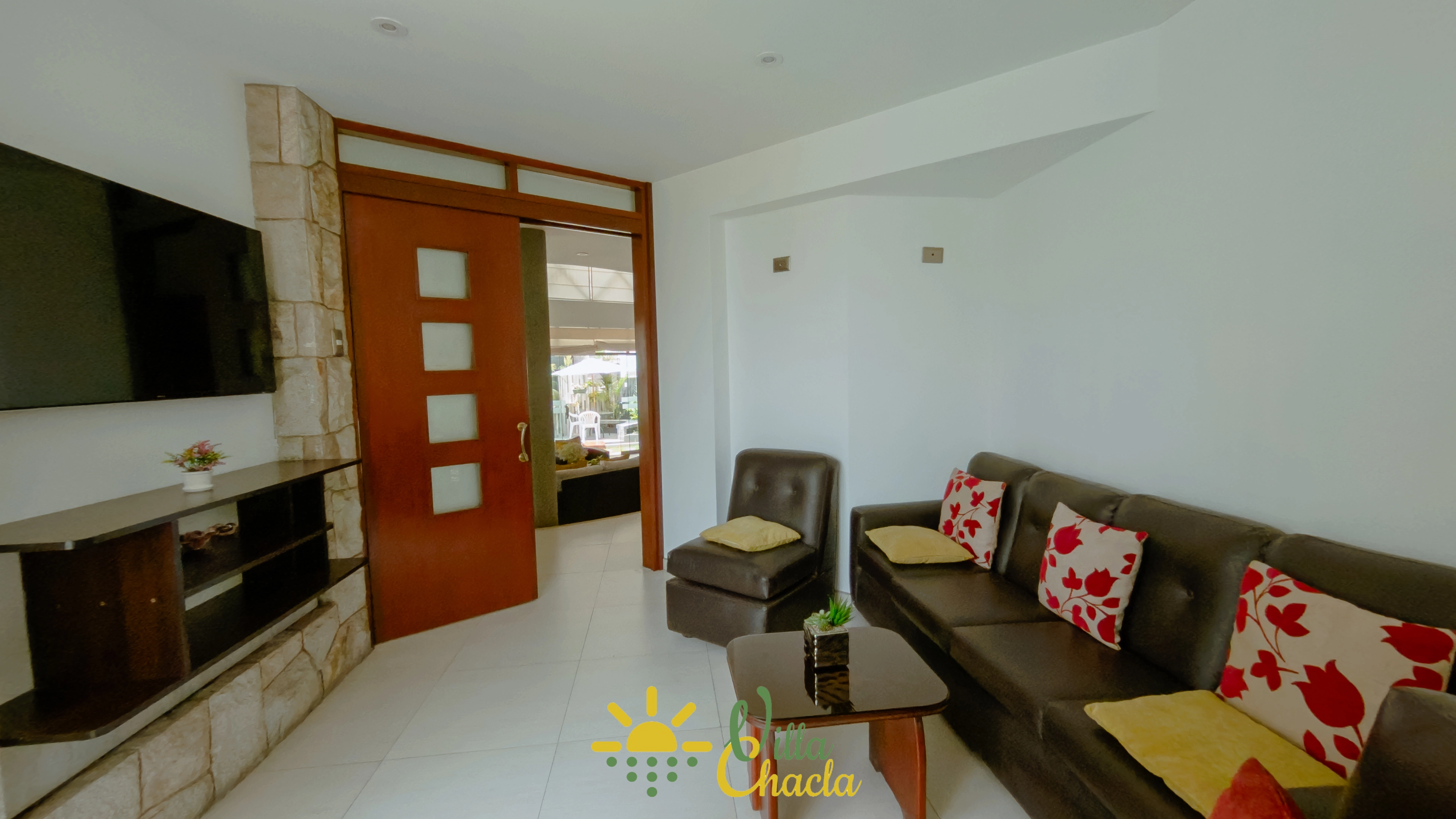 Sala de juegos y entretenimiento con mesa de billar y sistema de sonido